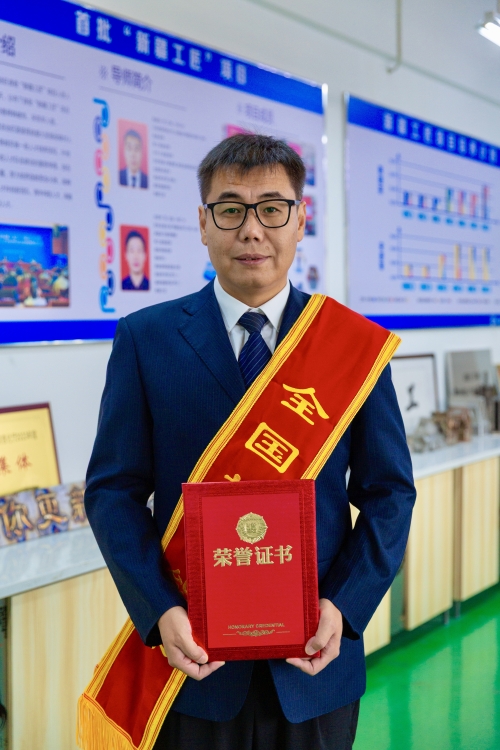 致敬教师节 |技能点亮梦想 匠心铸就传奇——全国技术能手、新疆工匠韩继宗教授   