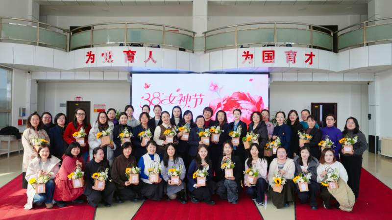 今天，聚光锁定新轻工的 「她们」