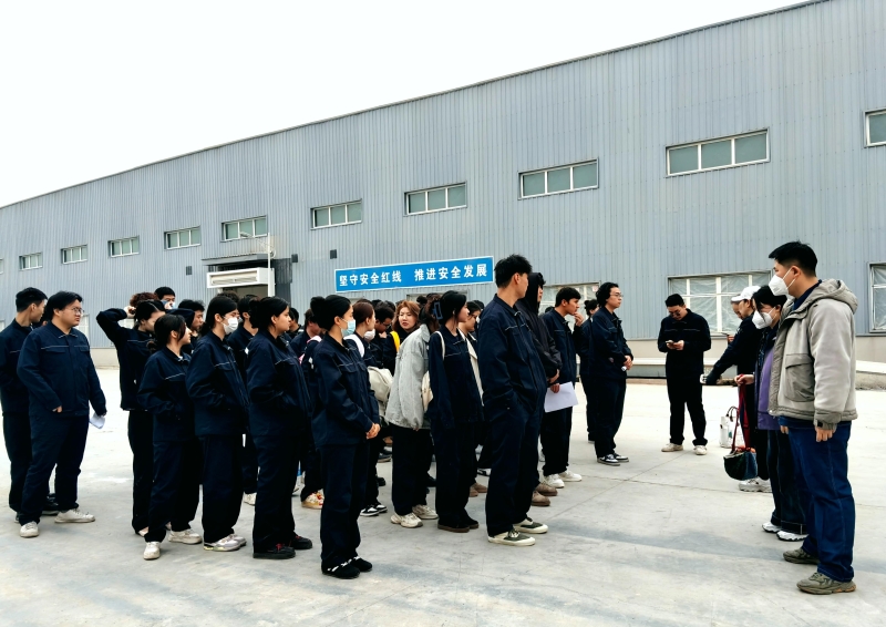 带领学生进厂区参观培训.jpg