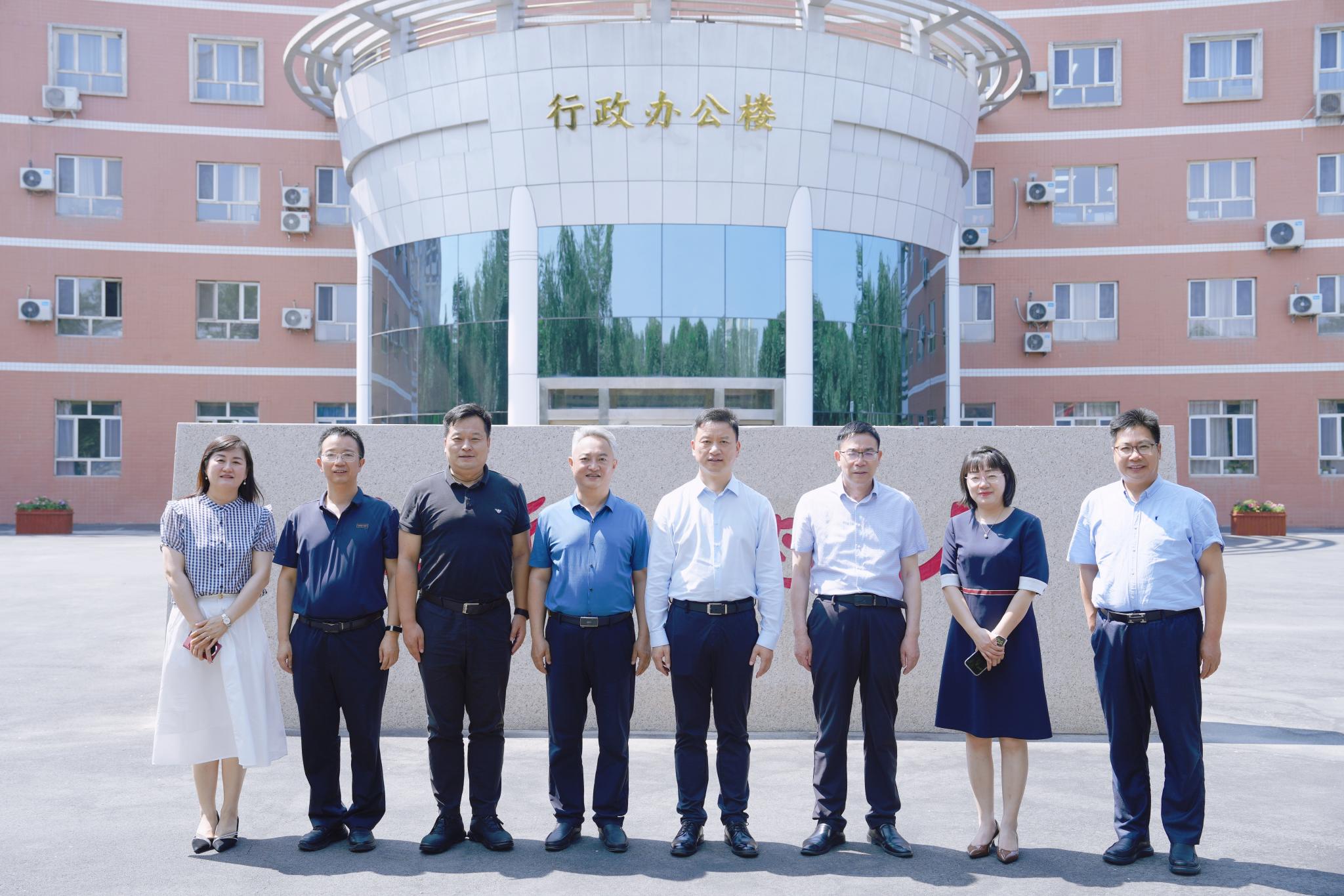 南京工业职业技术大学党委书记谢永华一行到访我校交流座谈