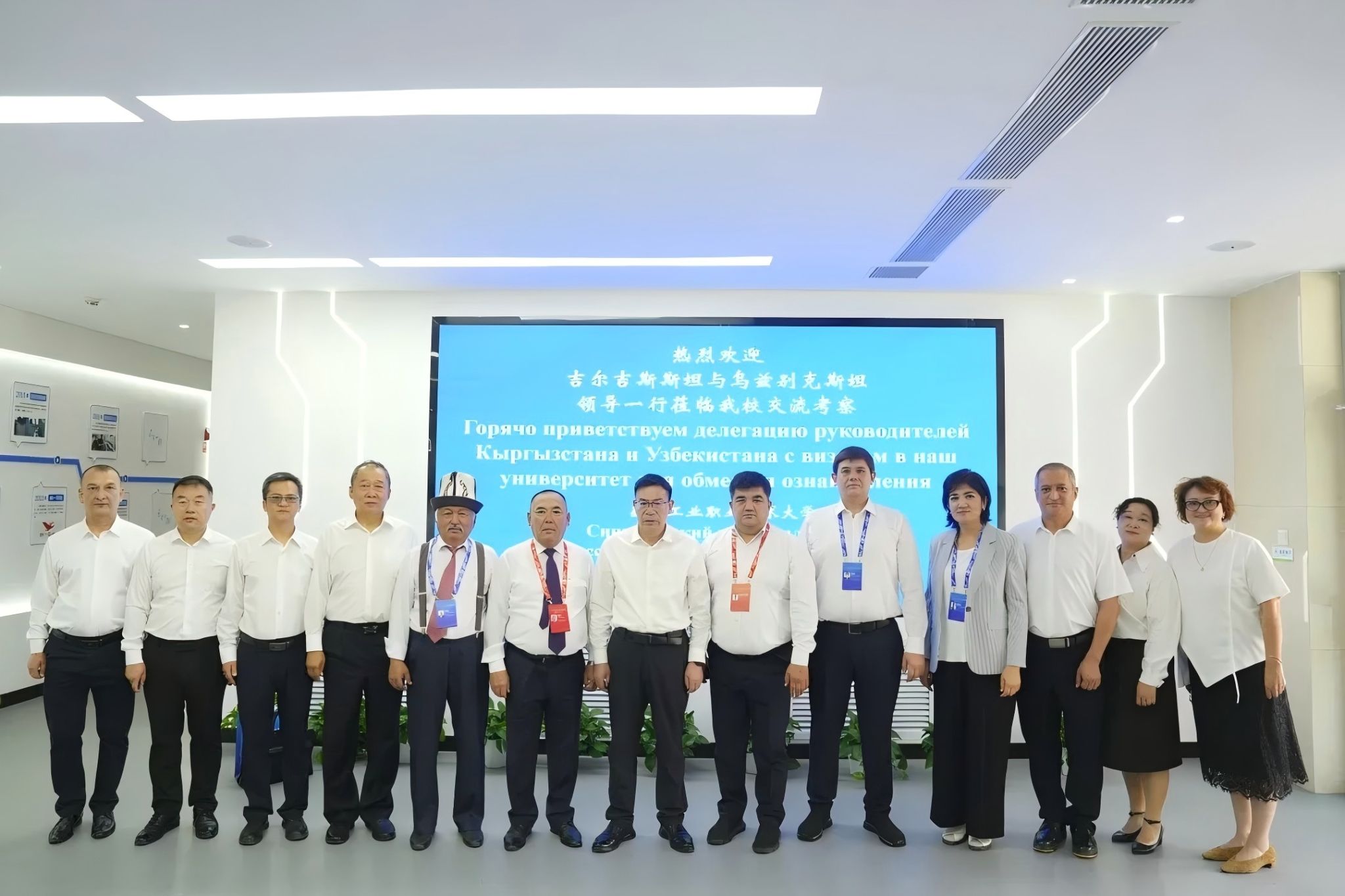 学校与中亚两国三校签署合作备忘录