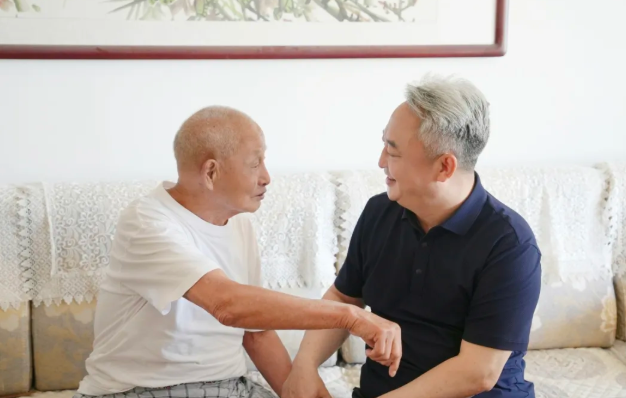 致敬荣光 薪火相传 | 我校开展走访慰问老党员活动