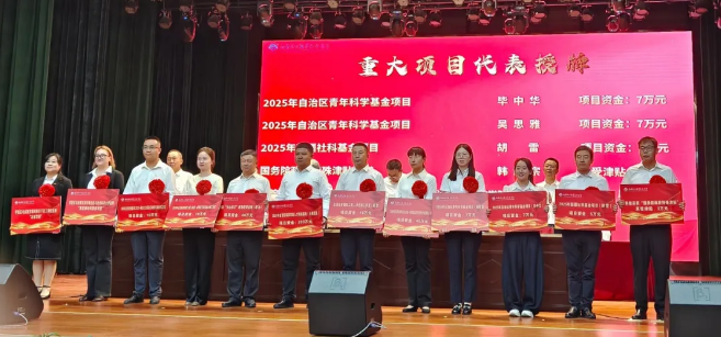 躬耕教坛·身边的榜样 | 青年教师毕中华：以研润教守初心