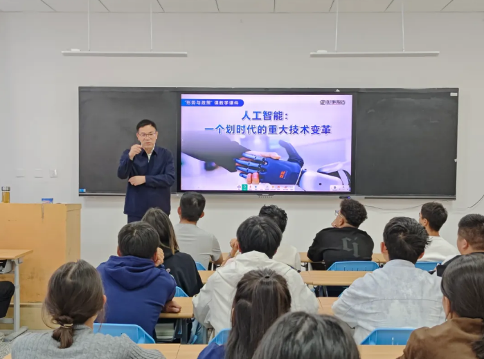 校领导走进课堂讲授思政课  为2026级新生扣好大学“第一粒扣子”