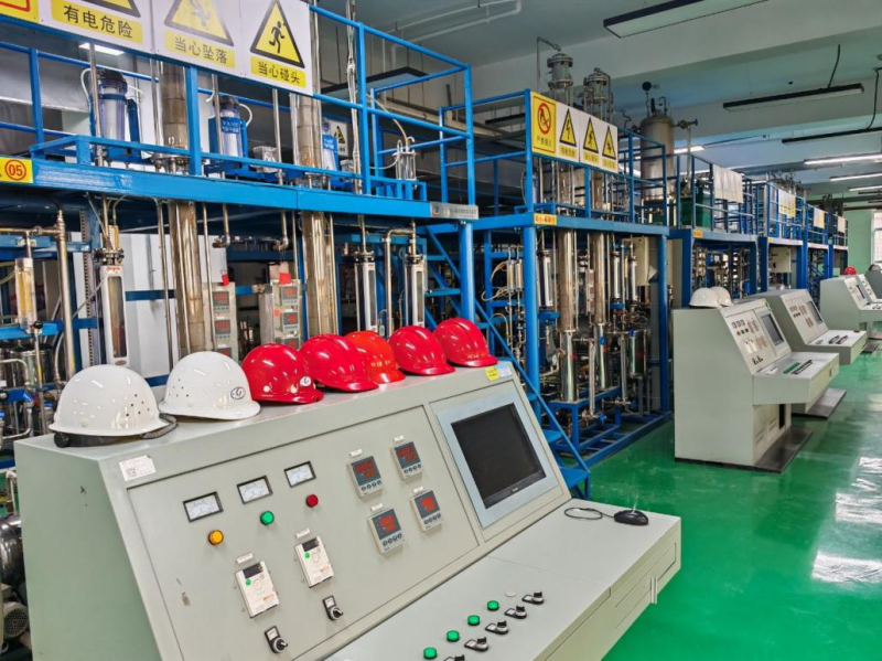 图1-4 化工单元操作车间.png