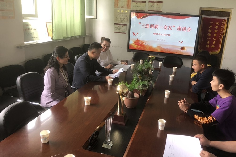 自治区工业和信息化厅党组成员、副厅长张庆辉同志到学院开展“三进两联一交友”活动