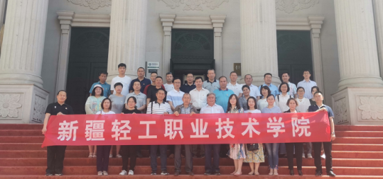 重温峥嵘党史，追寻革命足迹 —— 记新疆轻工职业技术学院主题党日活动