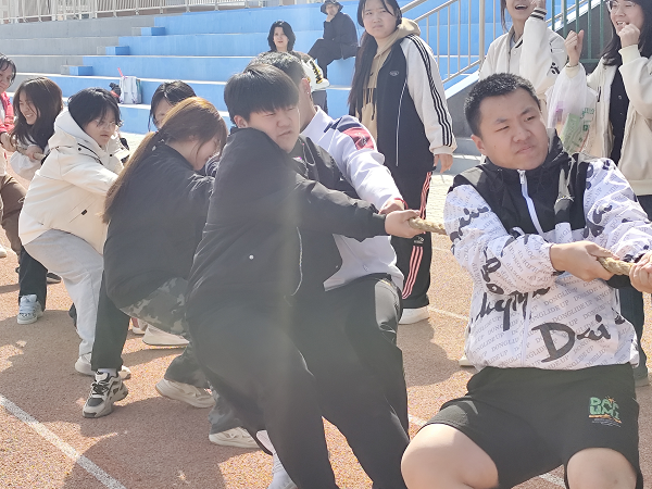 绳采飞扬，力拔山河——经济与管理学院“团结杯”拔河比赛圆满落幕