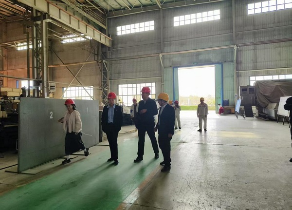 校企代表实地参观企业生产制作车间.jpg